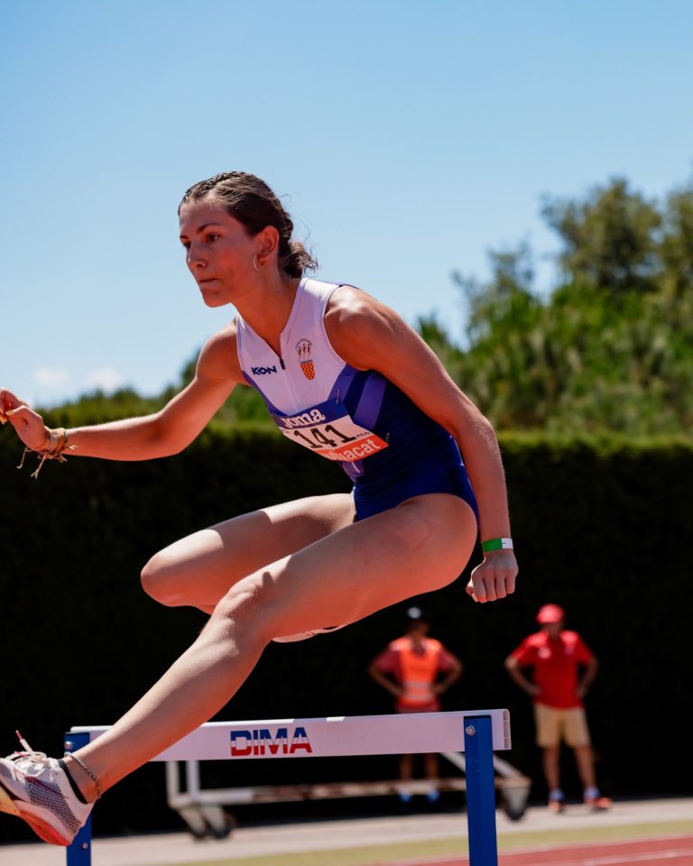 Claudia Mir - Spain