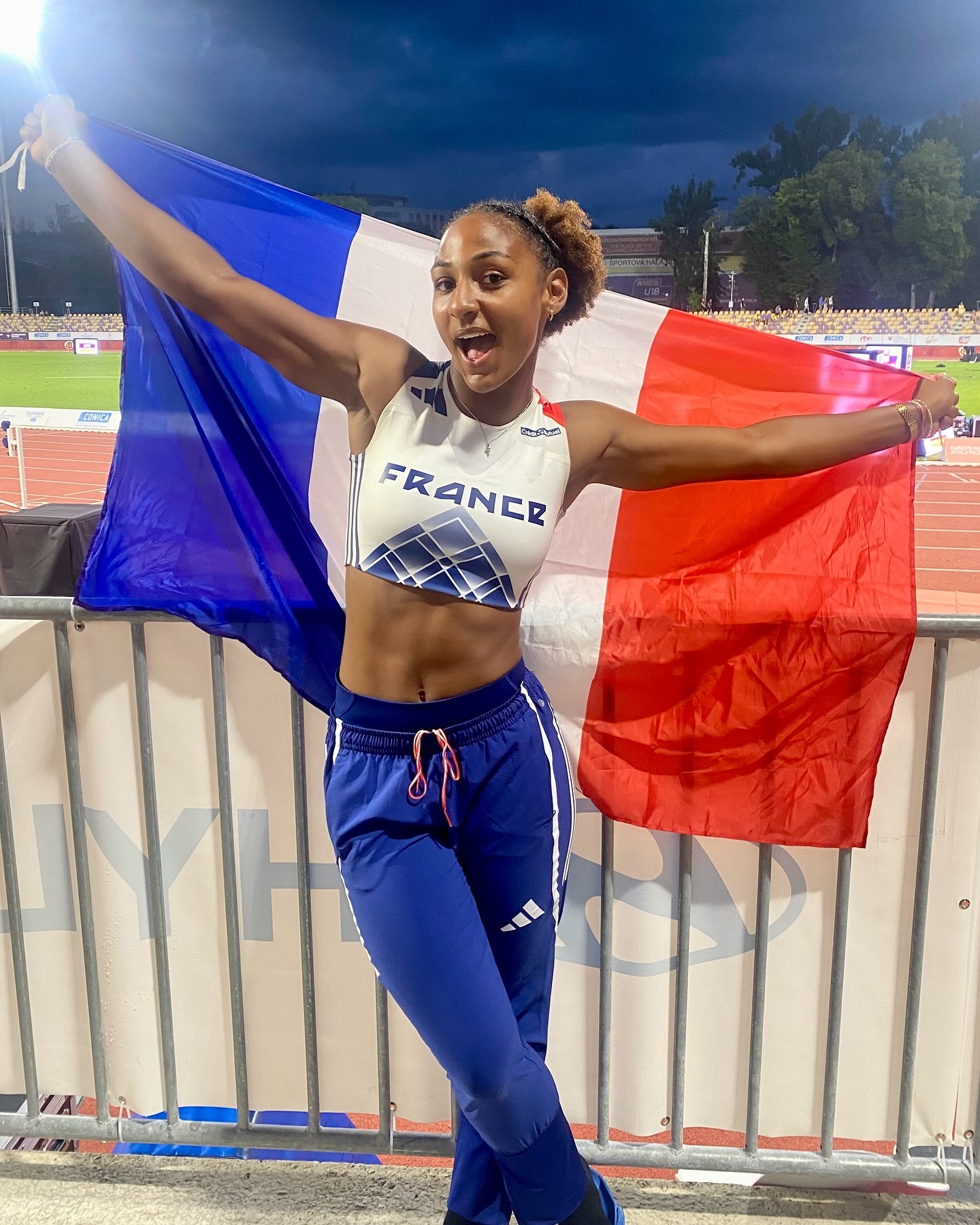 Zola Ndouma Mona - France